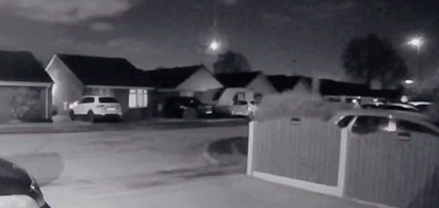 Exploding meteor captured on doorbell camera News-bolide-flash