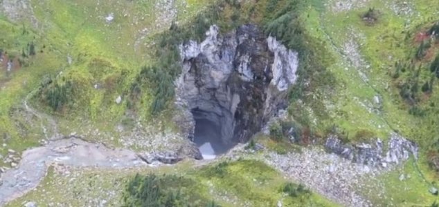 Massive 'Sarlacc Pit' discovered in Canada News-canada-cave