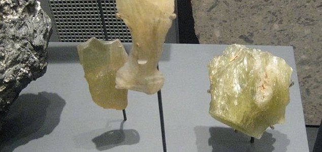 Egypt's exotic canary yellow glass identified News-desert-glass