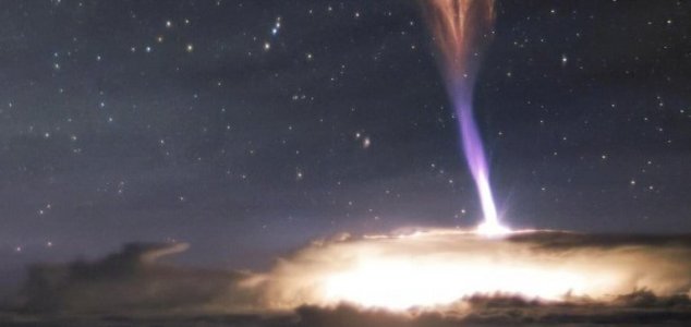 Lightning bolt over Oklahoma shoots 50 miles into the sky News-gigantic-jet