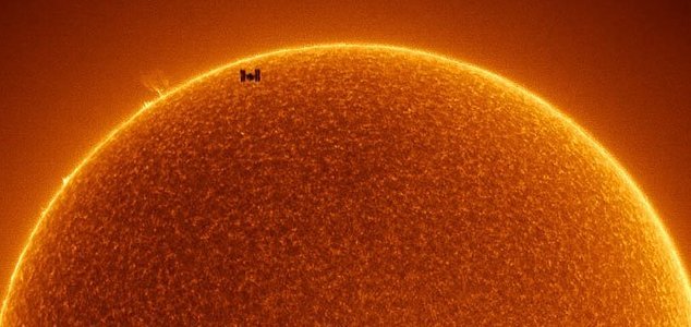 Stunning image shows ISS in front of the Sun News-iss-sun
