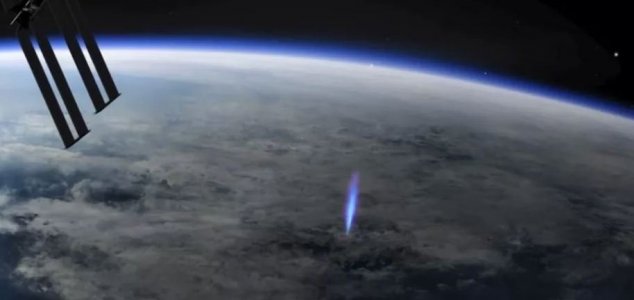 ISS records 'blue jet' lightning from space News-jet-blue-lightning