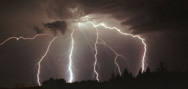 Record-breaking 700km lightning bolt recorded News-multi-lightning