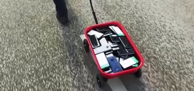 Man fools Google Maps using 99 mobile phones News-phone-cart