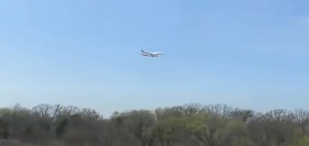 'Glitch in the Matrix' as plane hovers motionless News-plane-hover