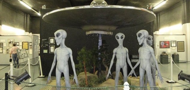 Loeb: 'ET hates grass and thinks we're stupid' News-roswell-aliens