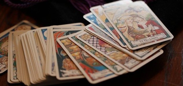 'Psychics' swindle lawyer out of $1.5 million News-tarot-deck