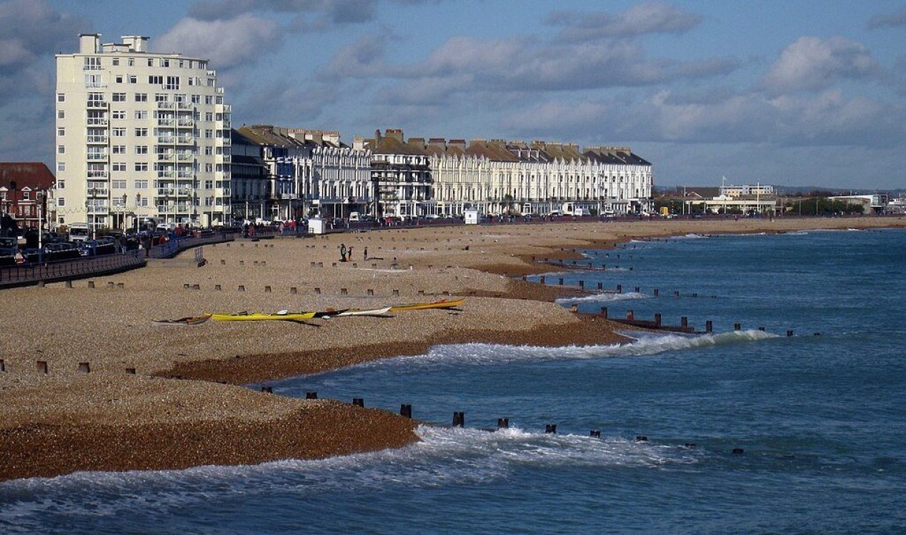 Hundreds of UFO fans gather on UK seafront to witness 'fleet of spacecraft'