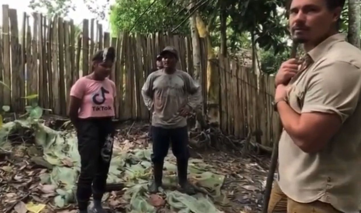 Peruvian villagers talk to Timothy Alberino.