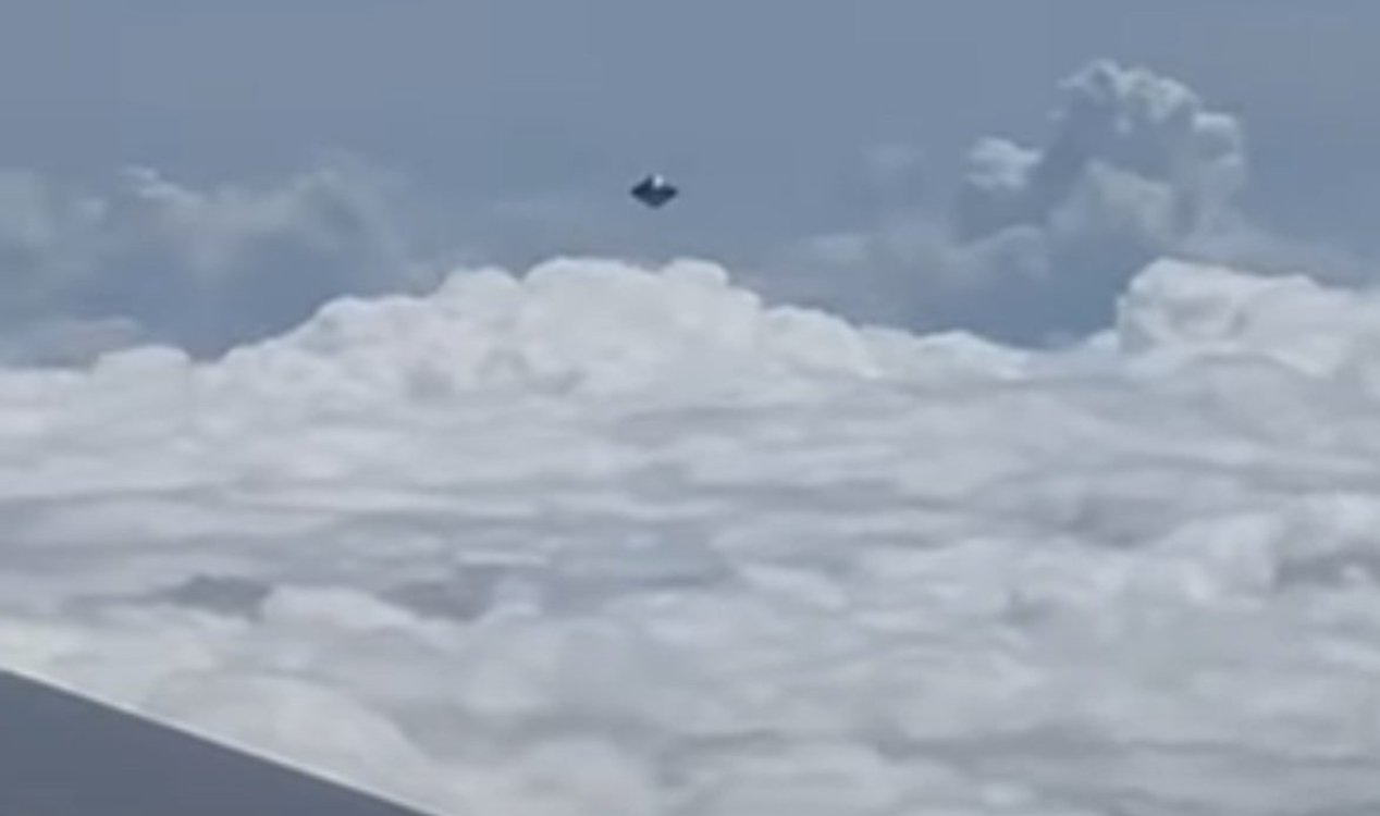 UFO filmed from an airliner over Colombia.
